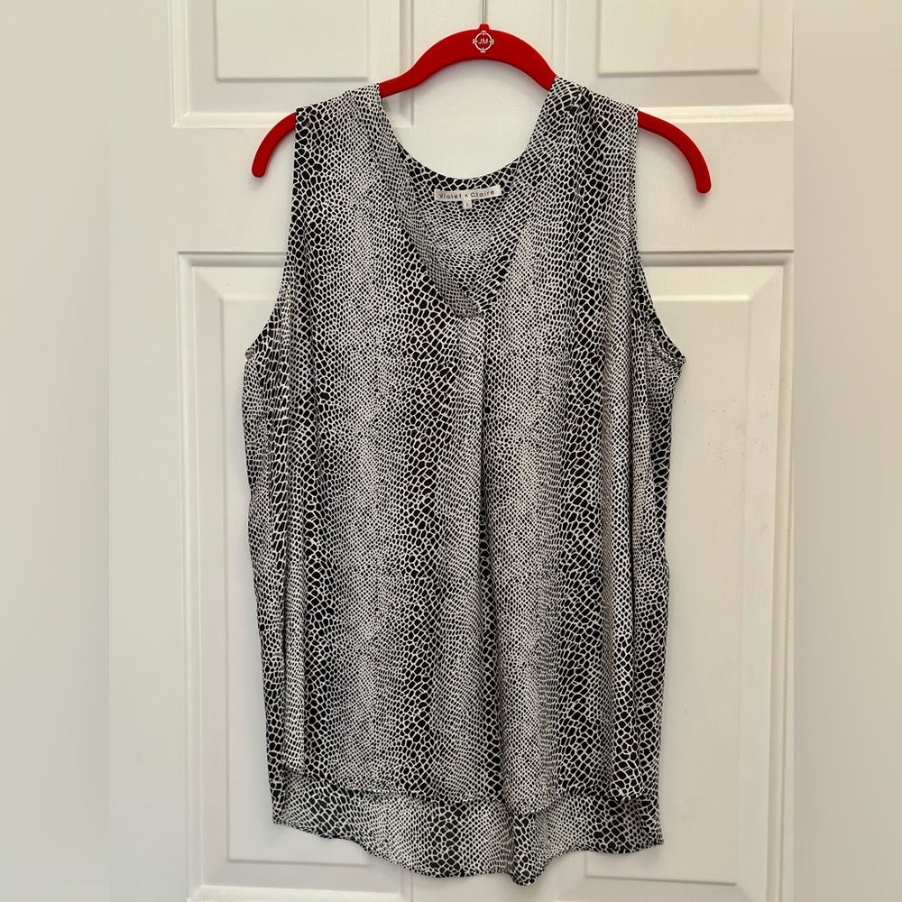 Violet + Claire sleeveless snakeskin printed blouse size L